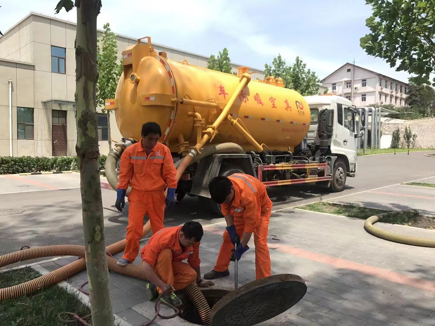 青海管道疏通车停在窨井附近